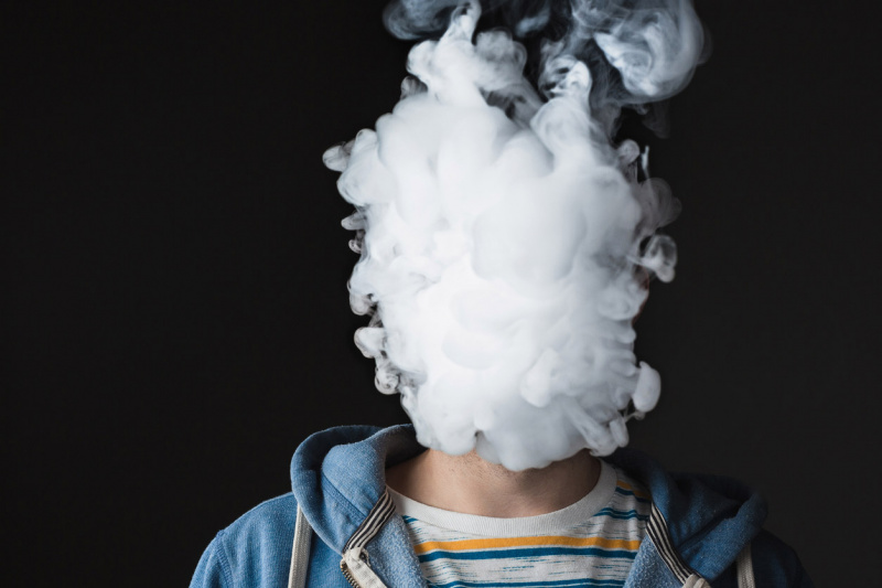 Курение подростками электронных сигарет